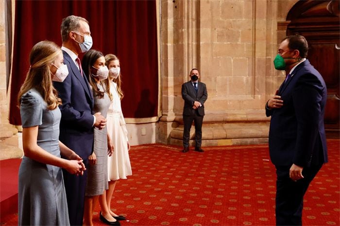 Los Reyes y sus hijas, en la antesala de los Premios Princesa de Asturias