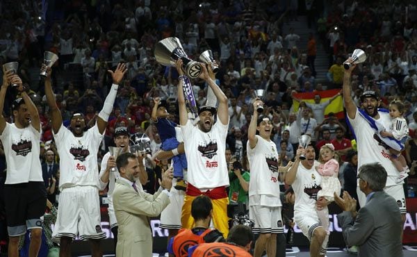 El monarca entregó la Copa de Campeones al equipo madrileño
