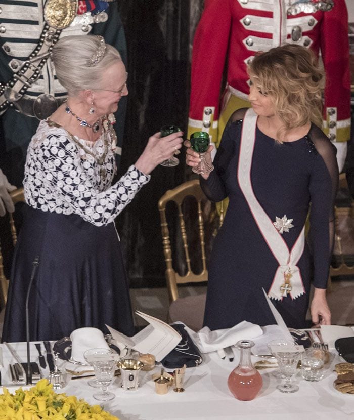 La reina Margarita se decantó por el siempre elegante negro, igual que su ilustre invitada, Angélica Rivera, que dio un toque de modernidad a su puesta con unas trasparencias y la melena ondulada
