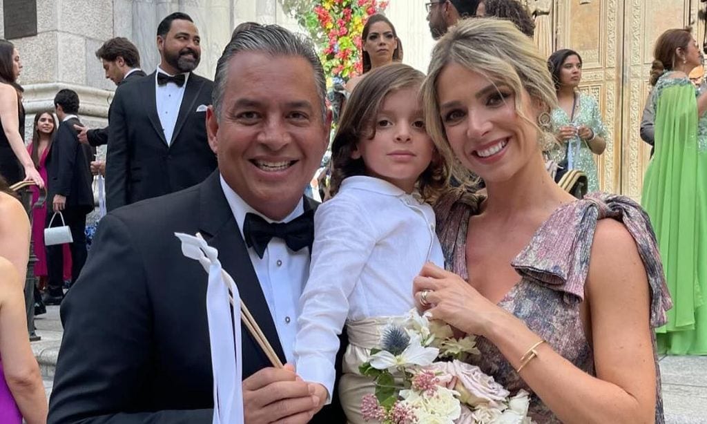 Daniel Sarcos y Alessandra Villegas con su hijo