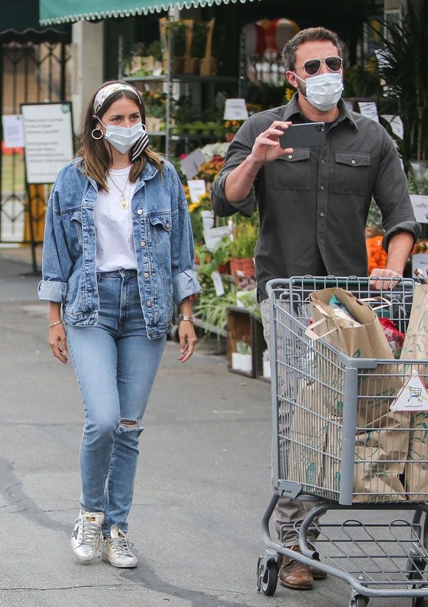 Ana de Armas con zapatillas 