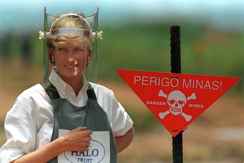 Harry recordó el legado de su madre, Lady Di, quien visitó Angola en 1997.