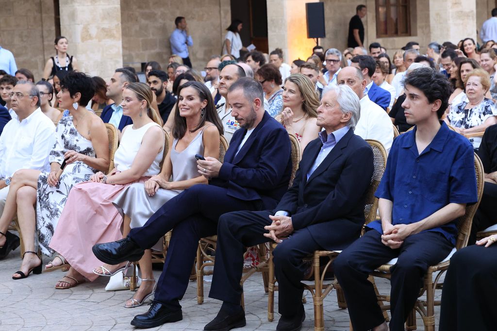Jonás Trueba (a la derecha de la imagen), sentado junto a Michael Douglas, Jaume Ripoll y la Reina