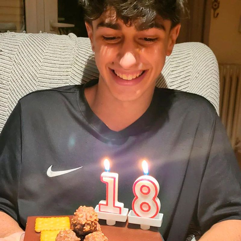 Adrián, hijo de Mireia Montávez de OT1, cumple 18