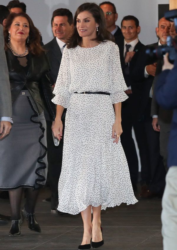 Reina Letizia con vestido de lunares blanco