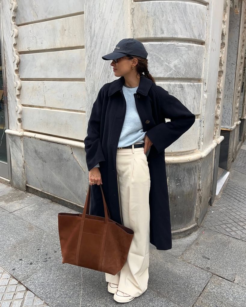 La influencer María Valdés con abrigo largo y look básico