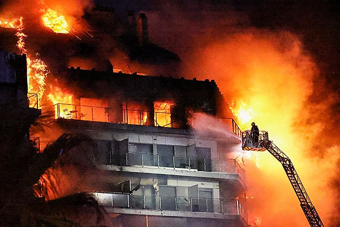 Labores de extinción del incendio de un edificio en Valencia