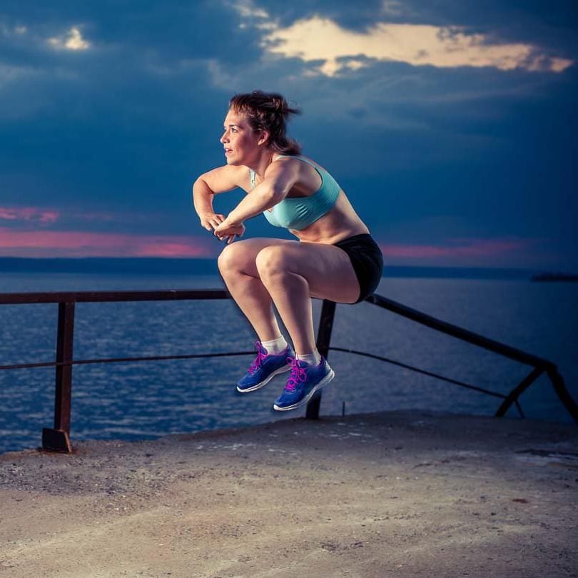 Mujer realiza jump squats