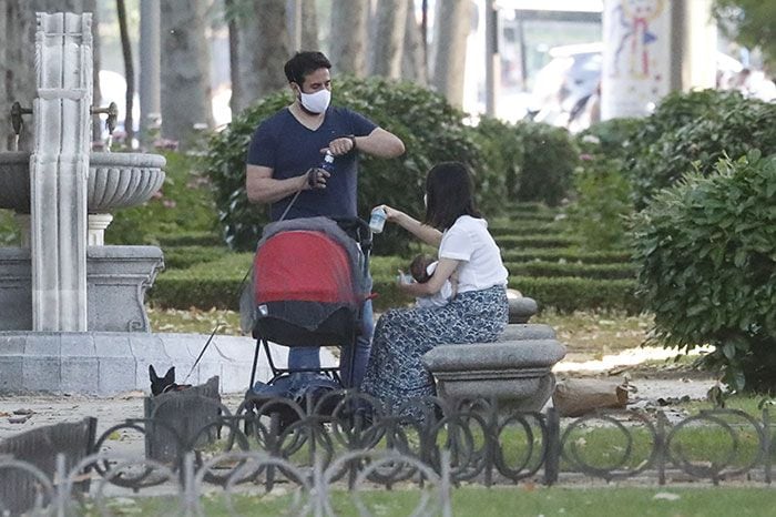 Inés Arrimadas y Xavier Cima de paseo con su hijo Álex