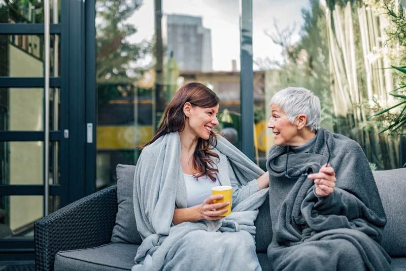 mujeres charlando