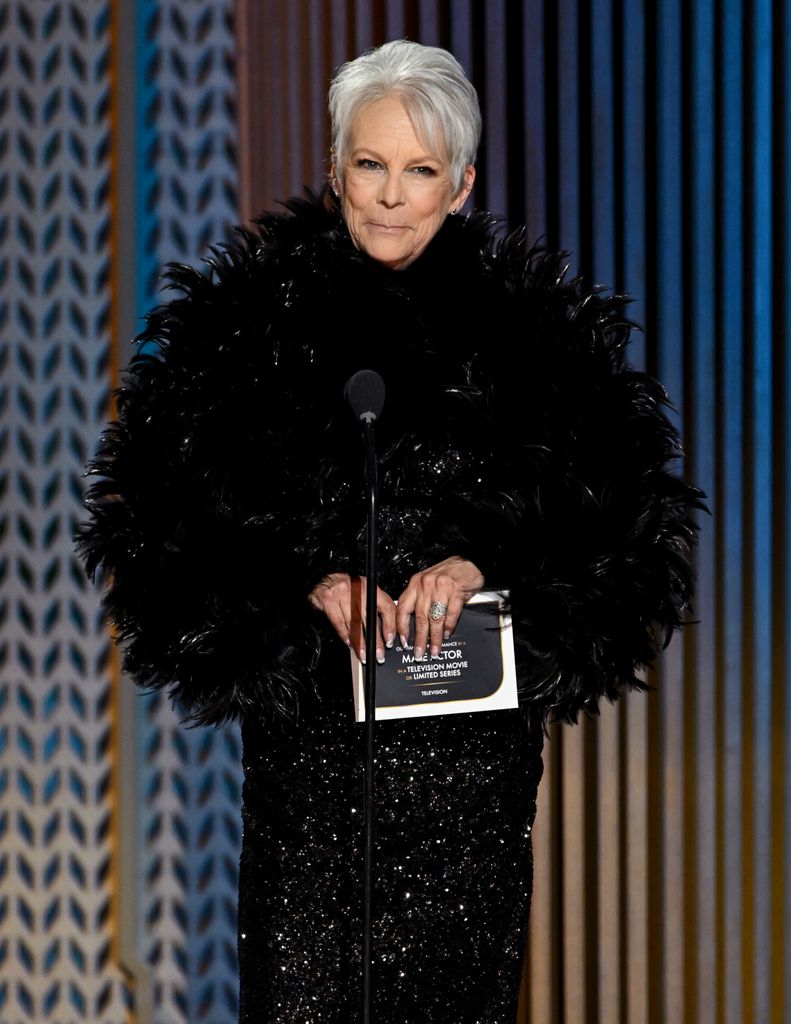 Jaime Lee Curtis presentó uno de los premios de la velada. 