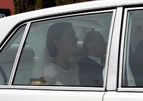 La novia llegó puntualmente a las seis y cuarto de la tarde en un Bentley. Beatriz Mira lucía un vestido blanco de tirantes con un sobrevestido de tul con lunares y mariposas bordadas en las mangas, creación probablemente de la diseñadora Alma Aguilar