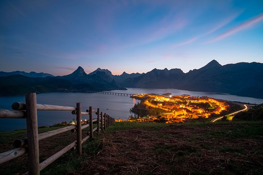 Panorámica del pueblo de Riaño y el embalse