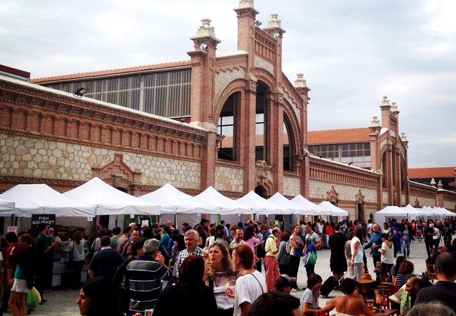 El 'Mercado de Productores de Madrid' plantea otro tipo de opción para disfrutar de la comida callejera, cambiando los ‘food trucks’ por un espacio de degustación de productos y bebidas de calidad.
