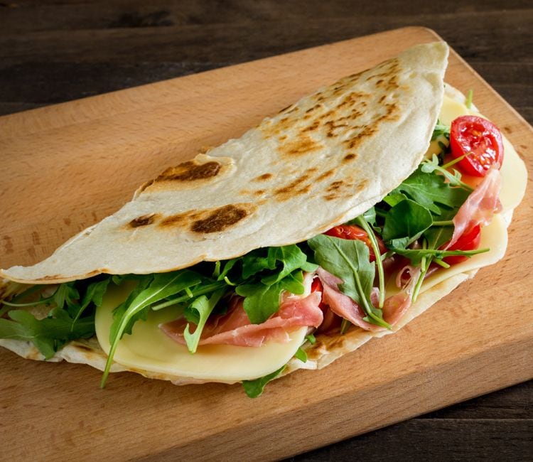 Piadina 'scquacquerone', con queso fresco, jamón, rúcula y tomate 