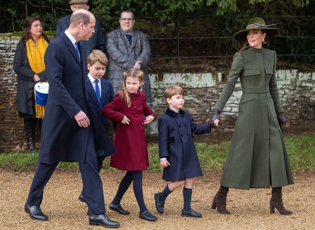 El príncipe William y la princesa Kate con sus hijos en Sandringham, en mayo del año pasado.