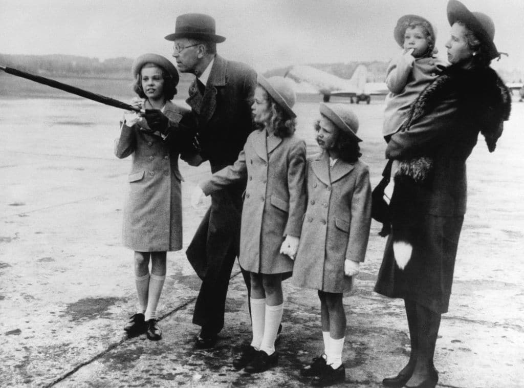 Esta foto fue tomada en Estocolmo en junio de 1945, todavía no había nacido el rey Carlos Gustavo de Suecia. En la foto están sus padres y sus cuatro hermanas: el matrimonio formado por el príncipe heredero Gustavo Adolfo y su mujer, la princesa Sibilla, con sus hijas, las princesas Birgitta, Margarita, Desiré y Christina