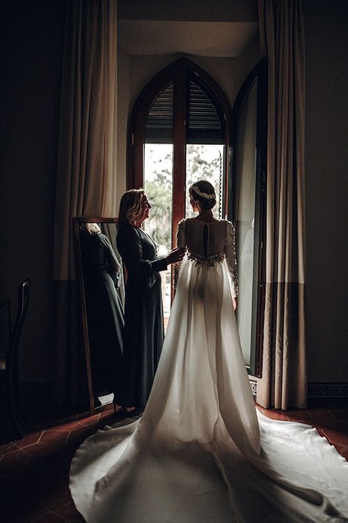 novia con vestido con cola