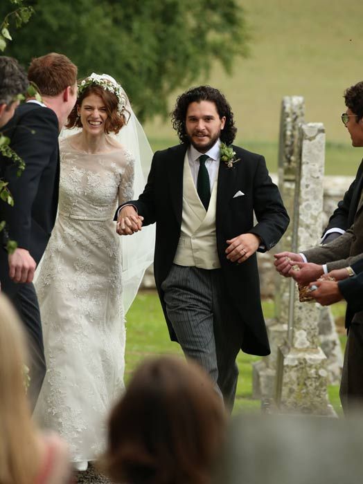 Kit Harinton y Rose Leslie