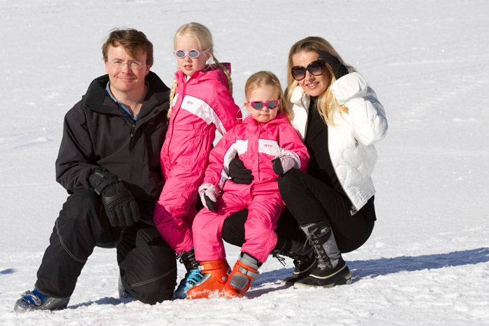 El príncipe Friso y su familia esquiando