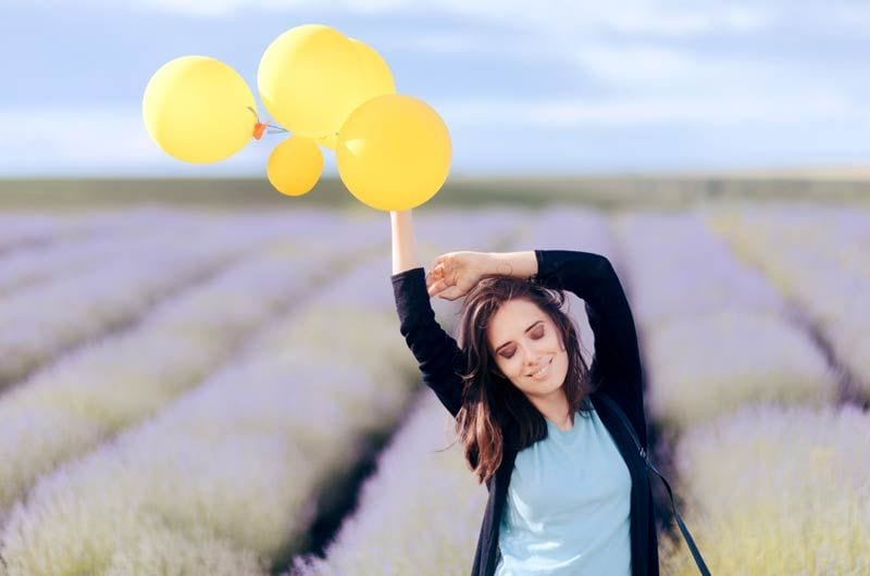 istock chica globos