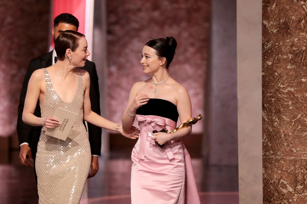 Emma Stone y Mikey Madison, ganadora de la estatuilla a la Mejor Actriz, posan entre bastidores en la 97ª edición de los Premios Oscar, celebrada en el Dolby Theatre de Hollywood el 2 de marzo de 2025