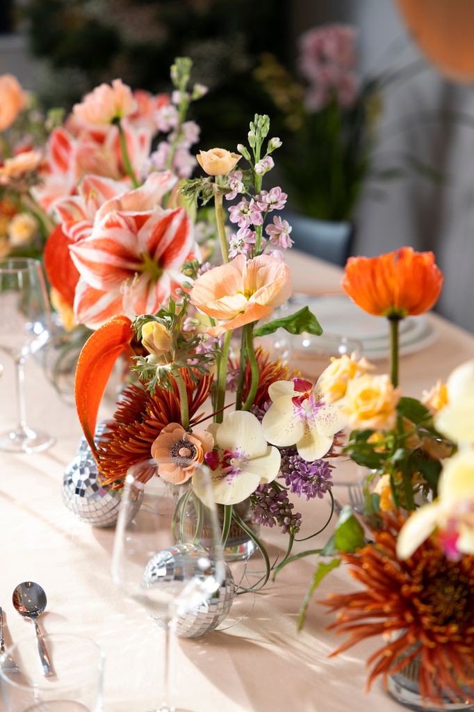 Centros florales en una mesa de Navidad