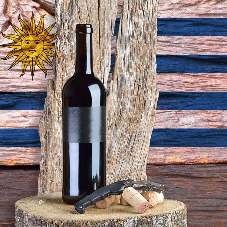 Botella de vino con la bandera de Uruguay tallada en madera