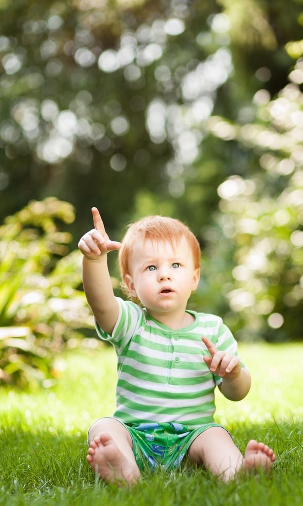 Niño señalando