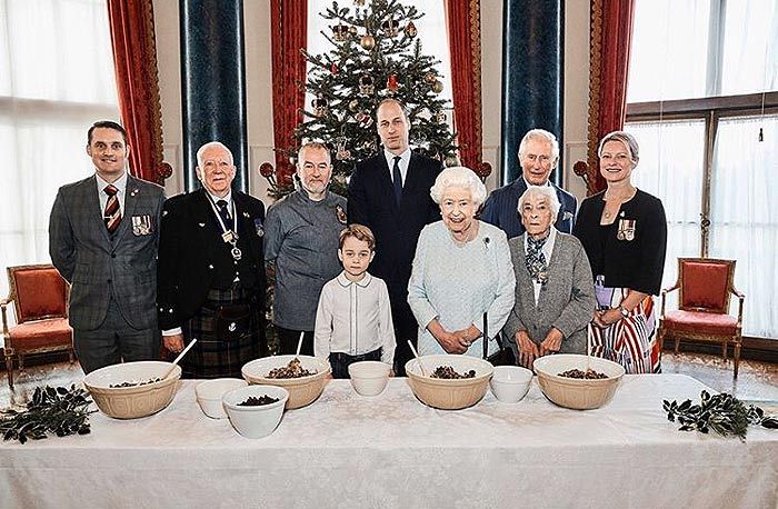 Nuevas imágenes del 'chef' George de Cambridge con la Reina, su padre y su abuelo 