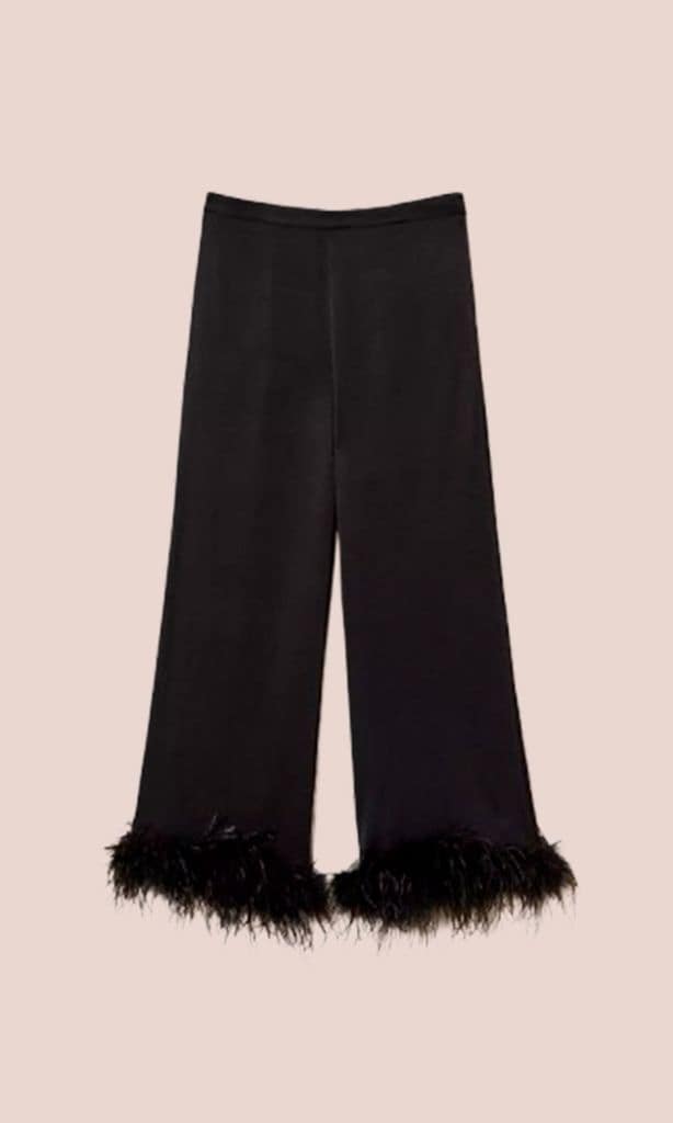 Pantalón de raso con plumas (265 euros)