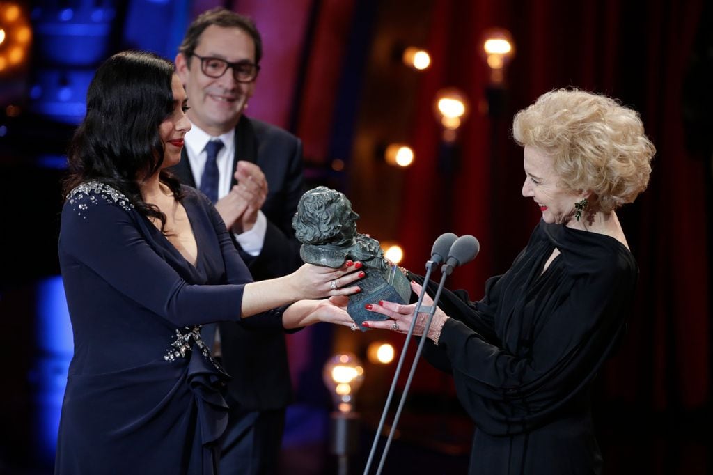 Marisa Paredes recibe el Goya de Honor de manos de su hija María