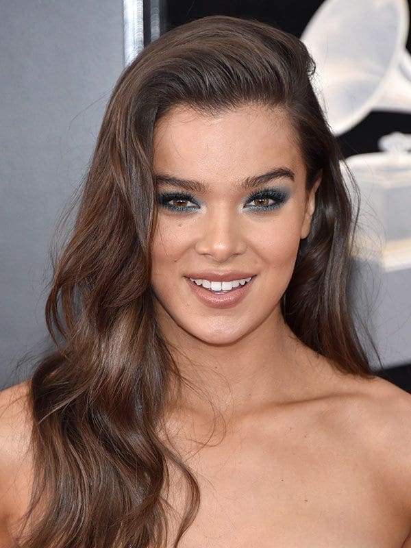 grammy2018_sombras_colores_hailee_steinfeld_1a