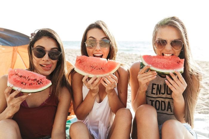 chicas comiendo sandía