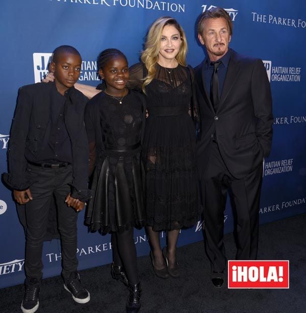 Madonna quiso apoyar la gala benéfica Sean Penn y amigos y posó ante los reporteros gráficos junto a su exmarido y sus dos hijos, David Banda y Mercy James
