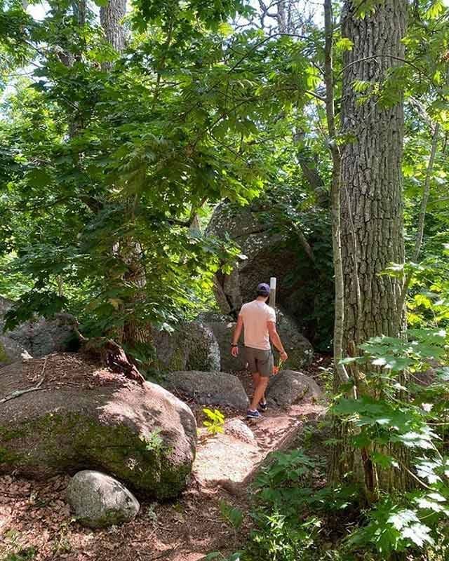 Carlos Felipe de Suecia, durante la excursión en familia por un Parque Nacional