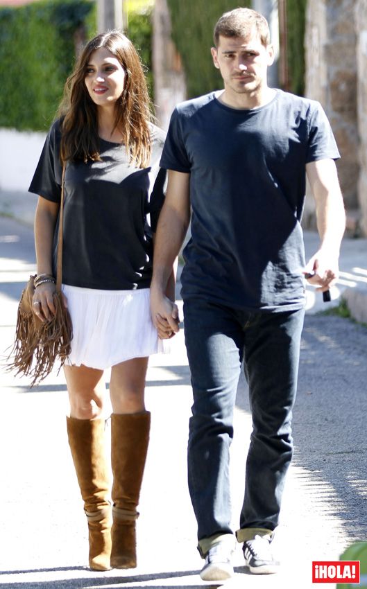 Iker Casillas y Sara Carbonero paseando tranquilamente cogidos de la mano como dos enamorados al borde del mar, después de haber disfrutado de un almuerzo en un restaurante de Oporto, su nueva ciudad
