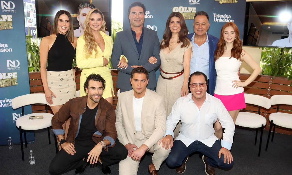 Nicandro Díaz y el elenco de \'Golpe de suerte\'