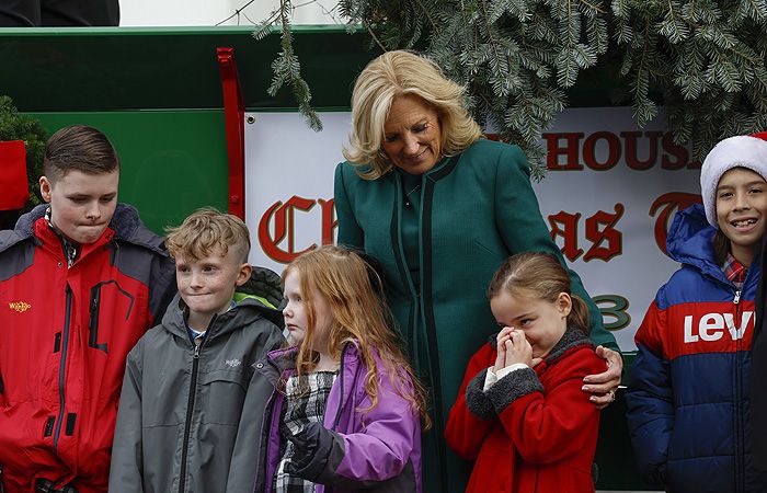 Jill Biden mira a los niños