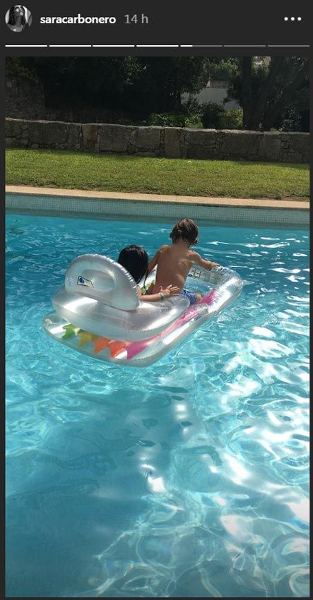 Sara Carbonero en la piscina con sus hijos