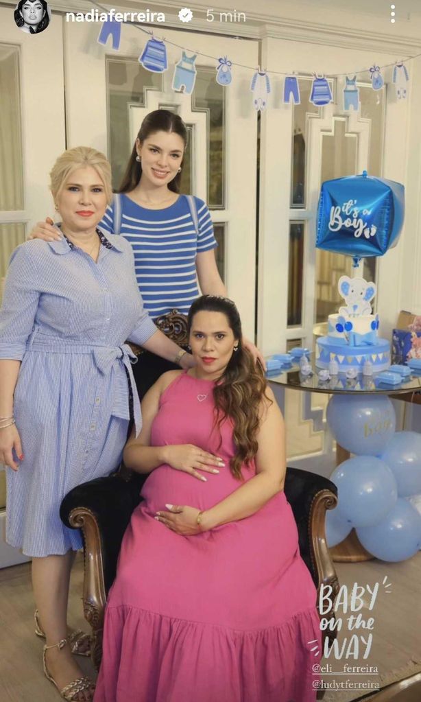 Nadia Ferreira con su mamá y su hermana