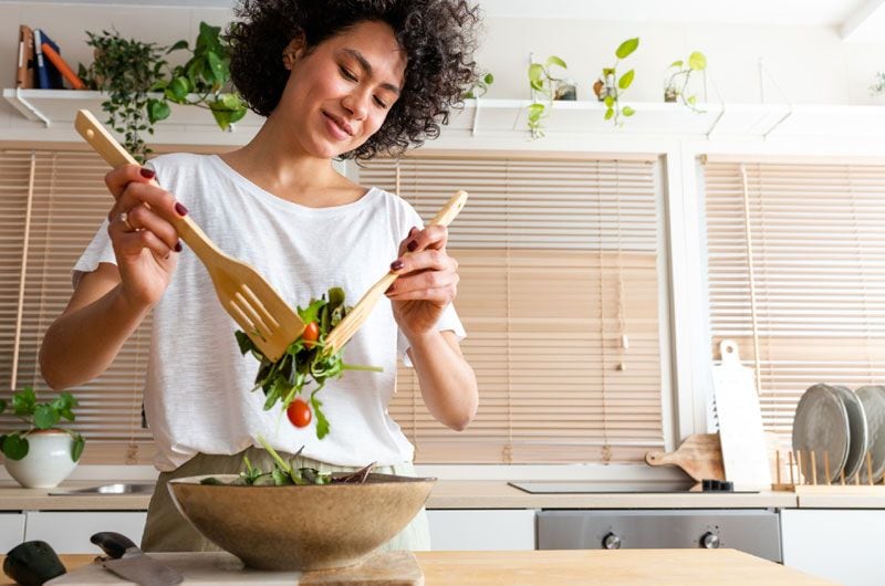 getty chica con ensalada