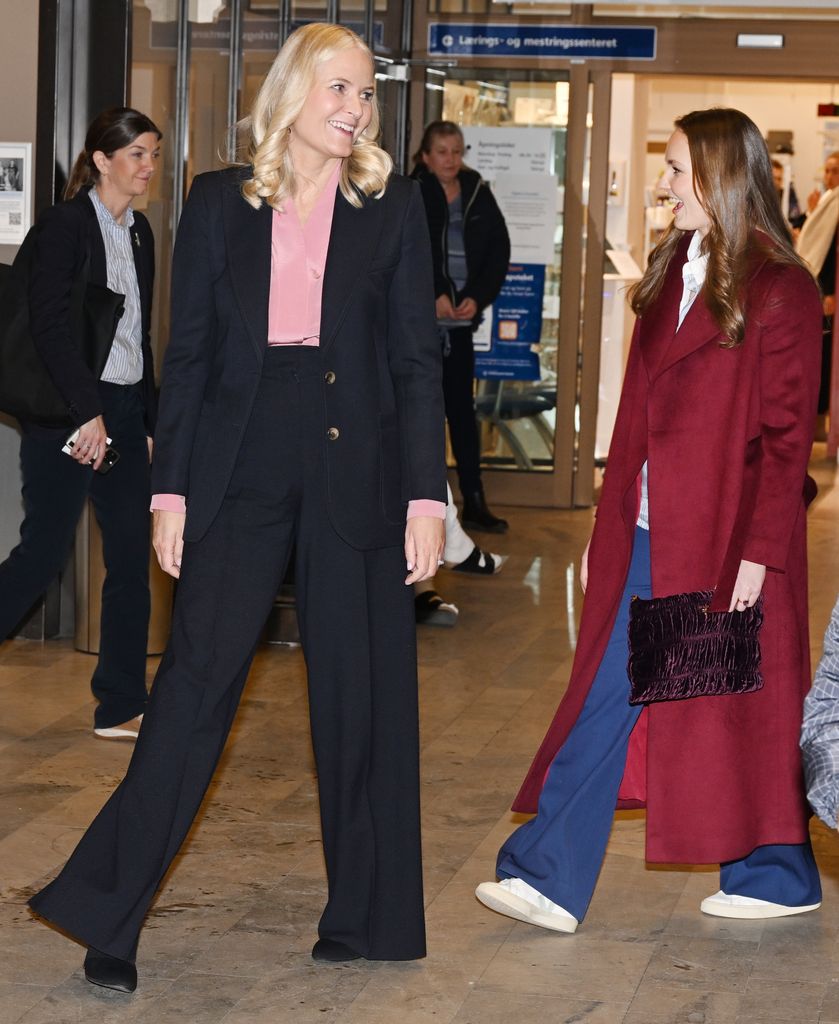 Ingrid de Noruega y Mette-Marit de Noruega visitan un hospital infantil 