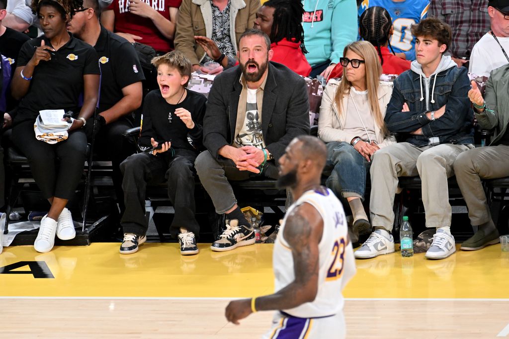 Ben Affleck con su hijo Samuel apoyando a Los Angeles Lakers en el Crypto.com Arena el 10 de noviembre de 2024