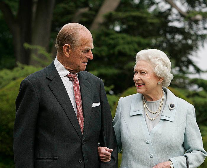 El duque de Edimburgo y la reina Isabel II