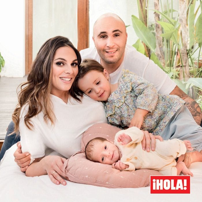 Kiko Rivera e Irene Rosales posan con sus dos hijas