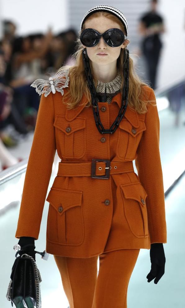 look de pasarela de gucci con jacket camel y mariposa en el hombro