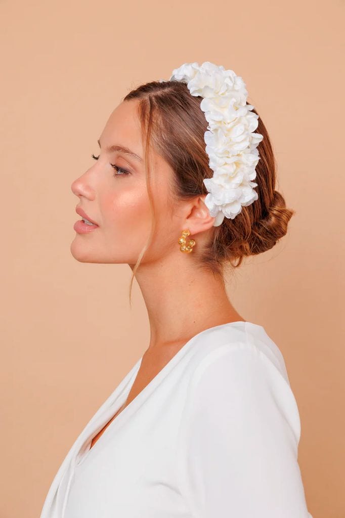 Diadema blanca de flores