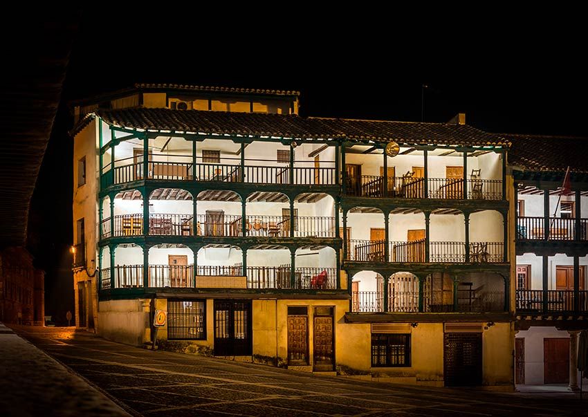 chinchon-plaza-noche-balcones