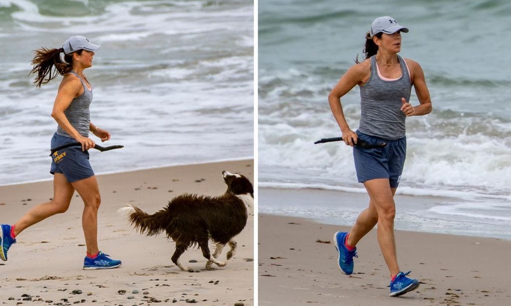 
La princesa corriendo por la playa con su perro, ‘Grace’.
